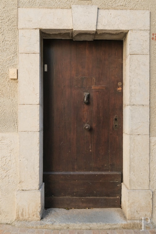 En Provence, dans le village du Castellet, une maison bourgeoise du 19e s d'environ 300 m², à restau