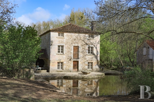 In the scenic Vienne region, in the centre of grounds crossed by a river, a traditional farmhouse wi