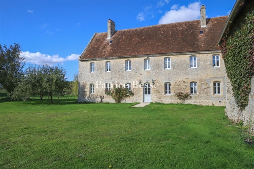 In Calvados, in de buurt van Falaise, op een stuk grond van bijna 5 hectare, een priorij uit de 12e