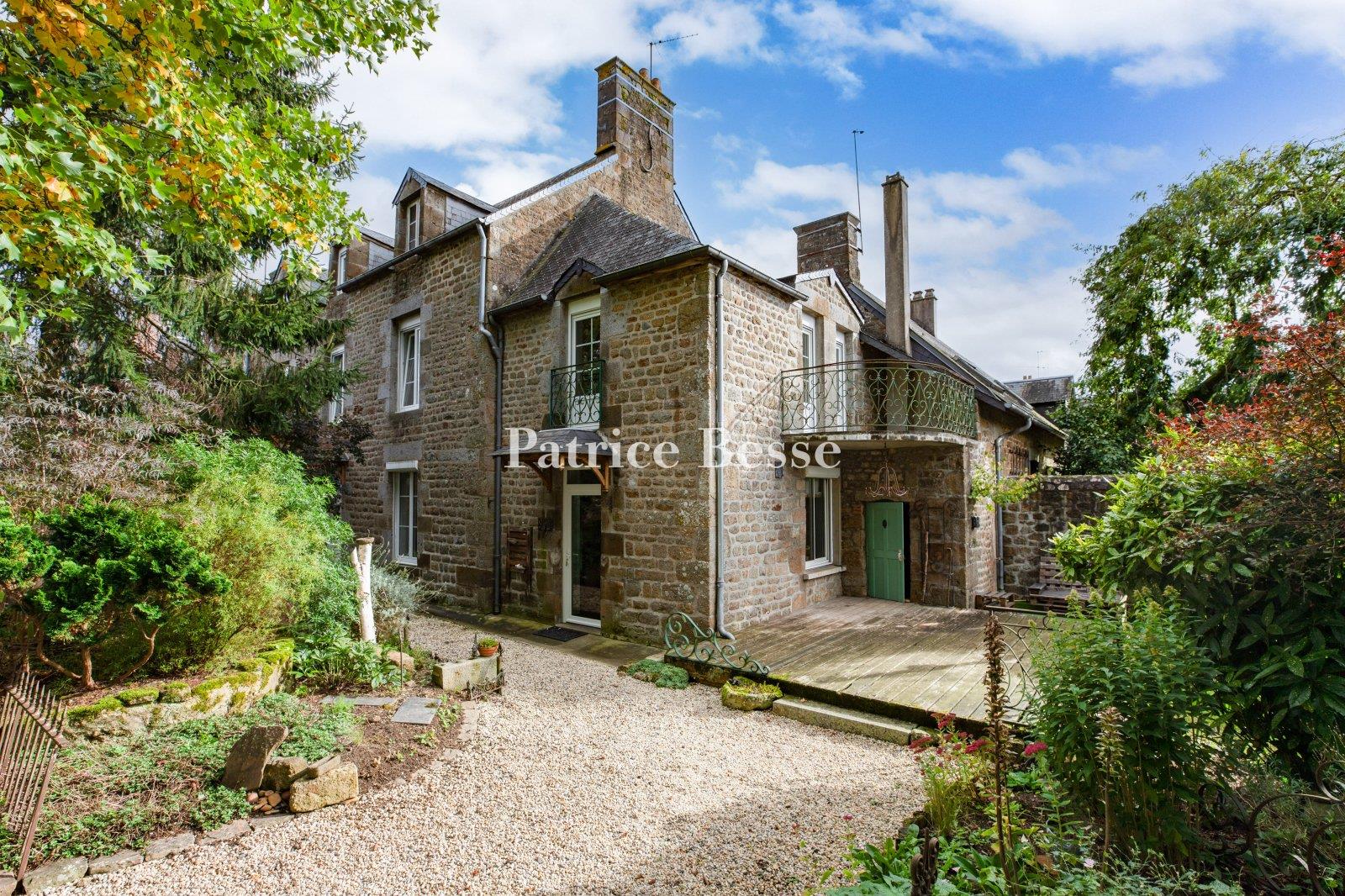 An 18th-century stone house with a garden and an age-old cedar, nestled 10 minutes from the town of