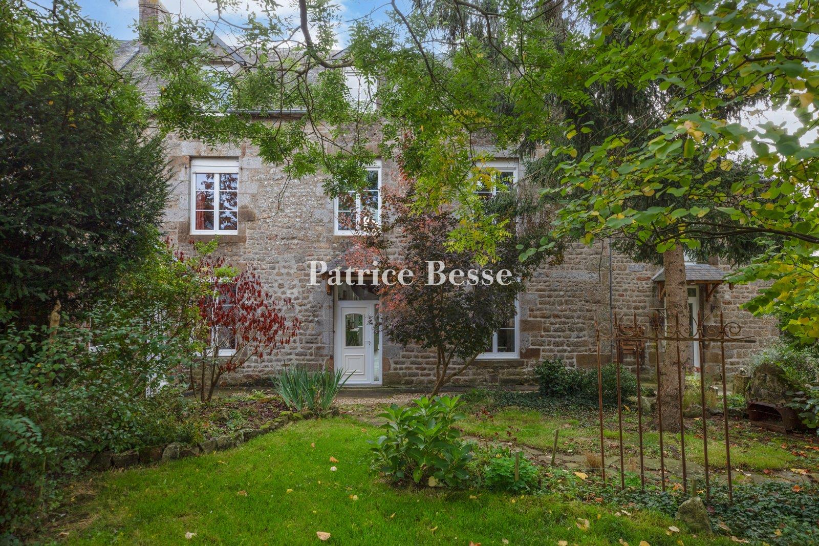 An 18th-century stone house with a garden and an age-old cedar, nestled 10 minutes from the town of