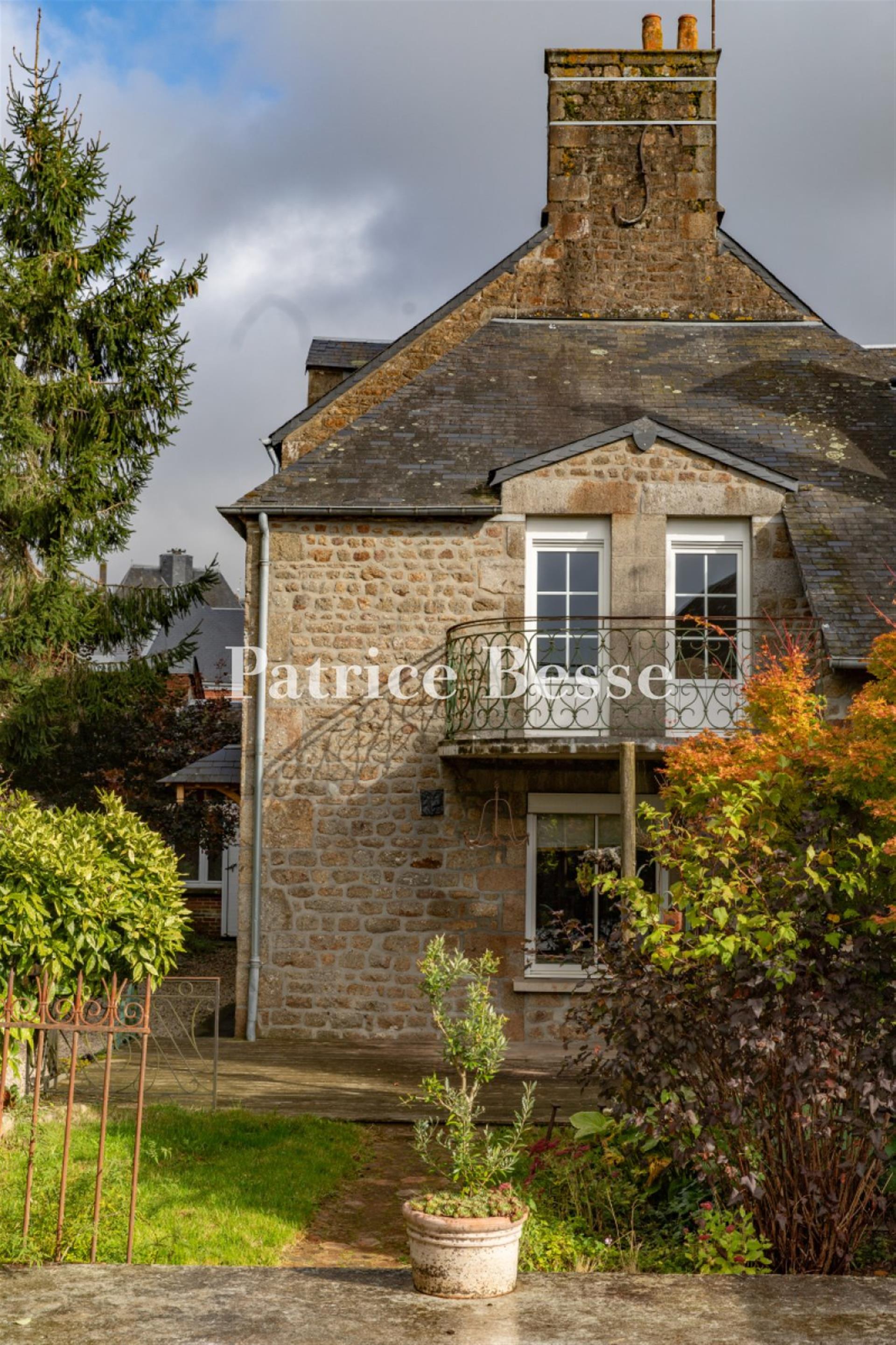An 18th-century stone house with a garden and an age-old cedar, nestled 10 minutes from the town of