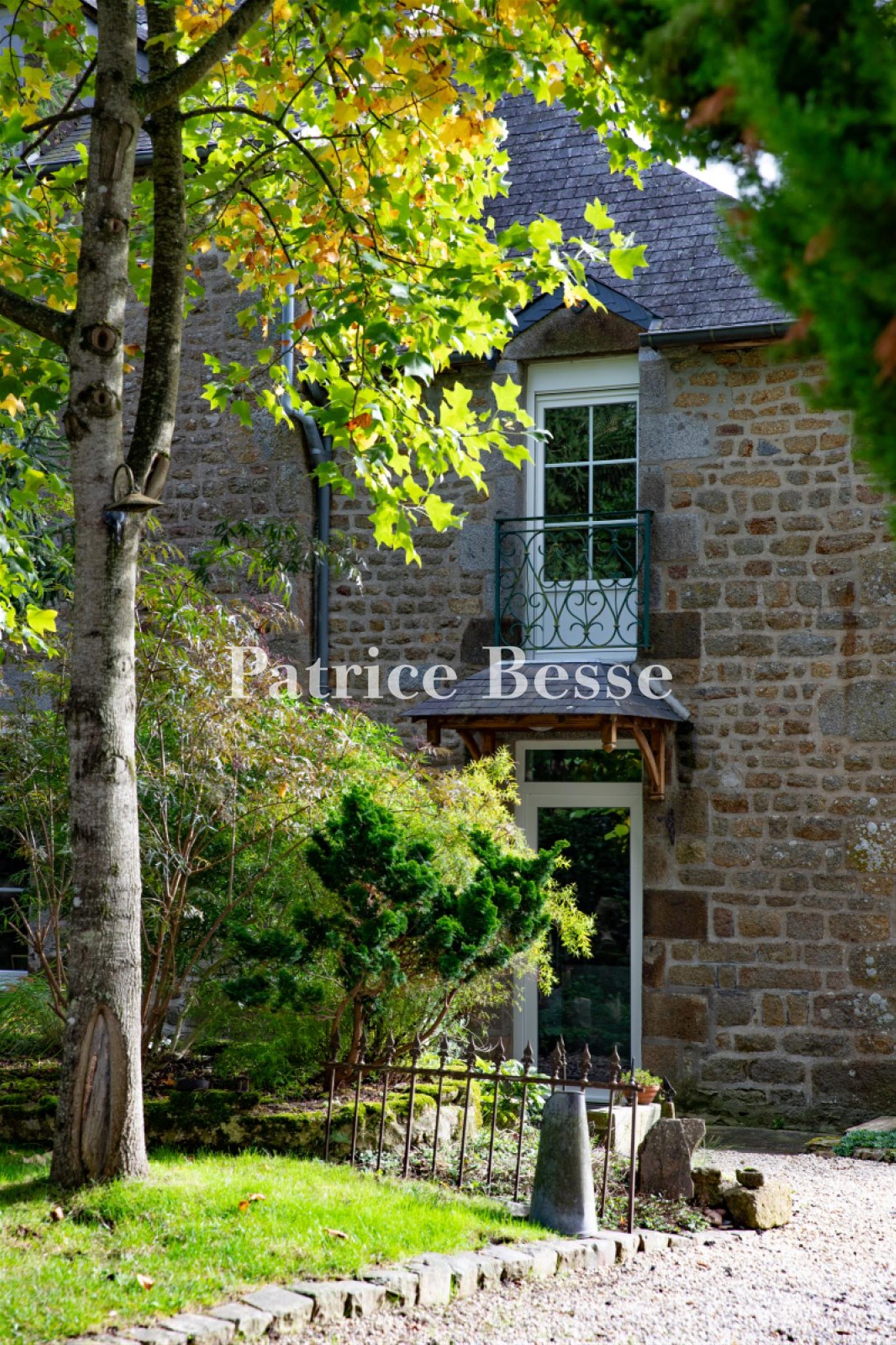 An 18th-century stone house with a garden and an age-old cedar, nestled 10 minutes from the town of