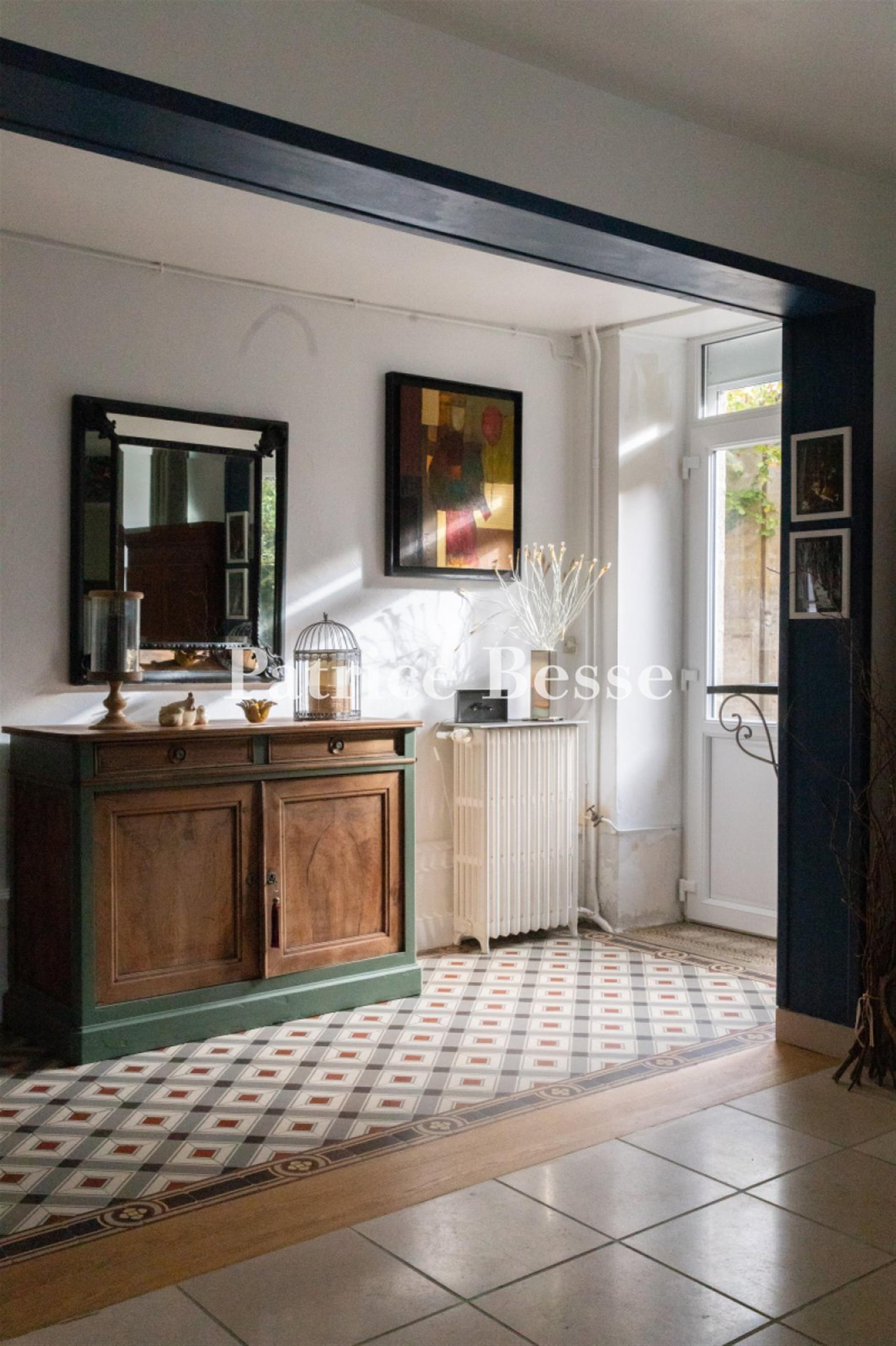 An 18th-century stone house with a garden and an age-old cedar, nestled 10 minutes from the town of