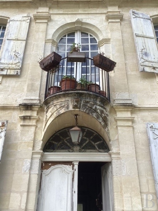 En Lot-et-Garonne, un logis du 18e s et un pavillon du 16e s , en partie restaurés et entourant leur