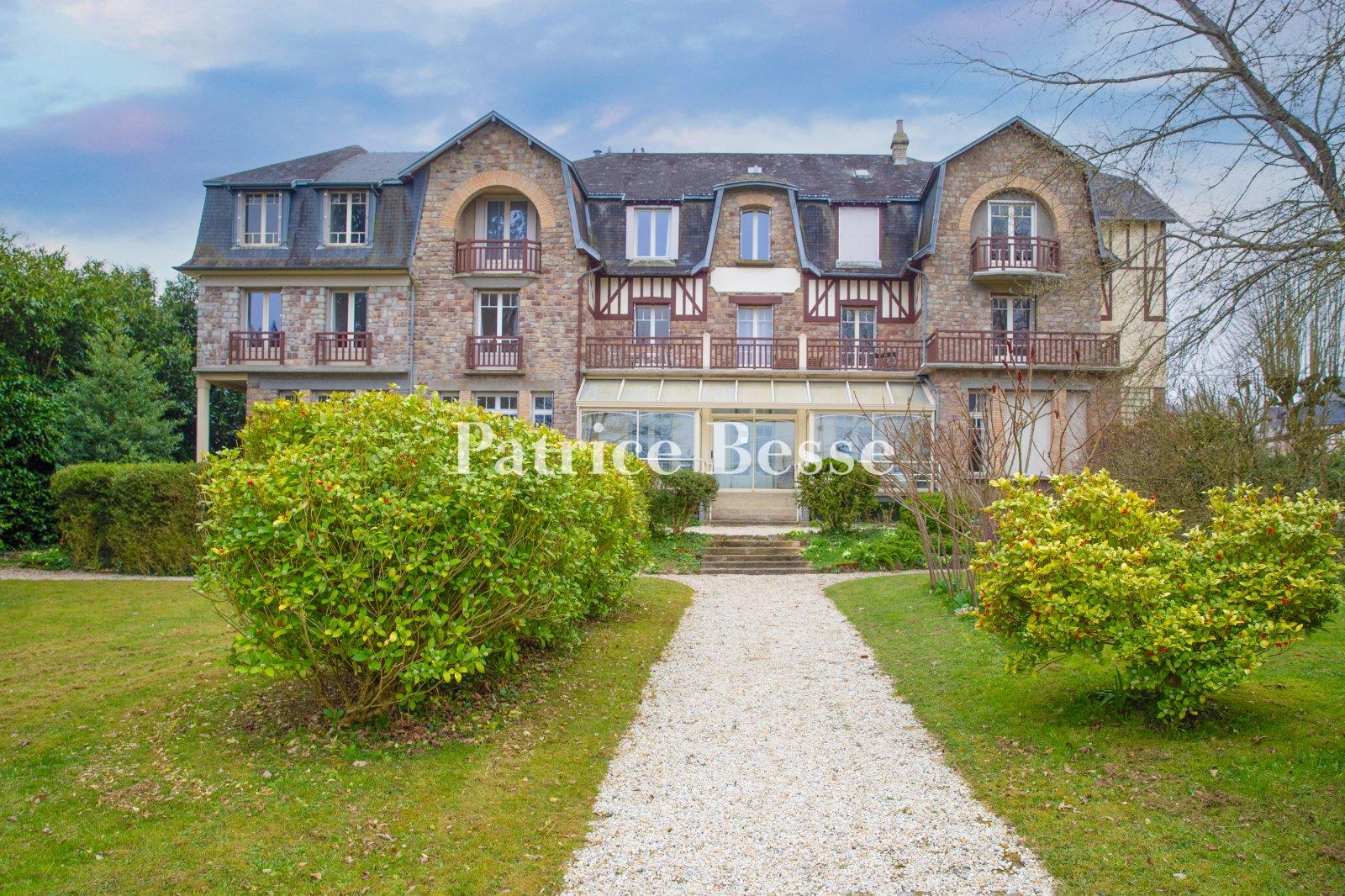 An Art Deco former hotel and its tree-filled garden of 4,500 m² along the edge of the spa town of Ba