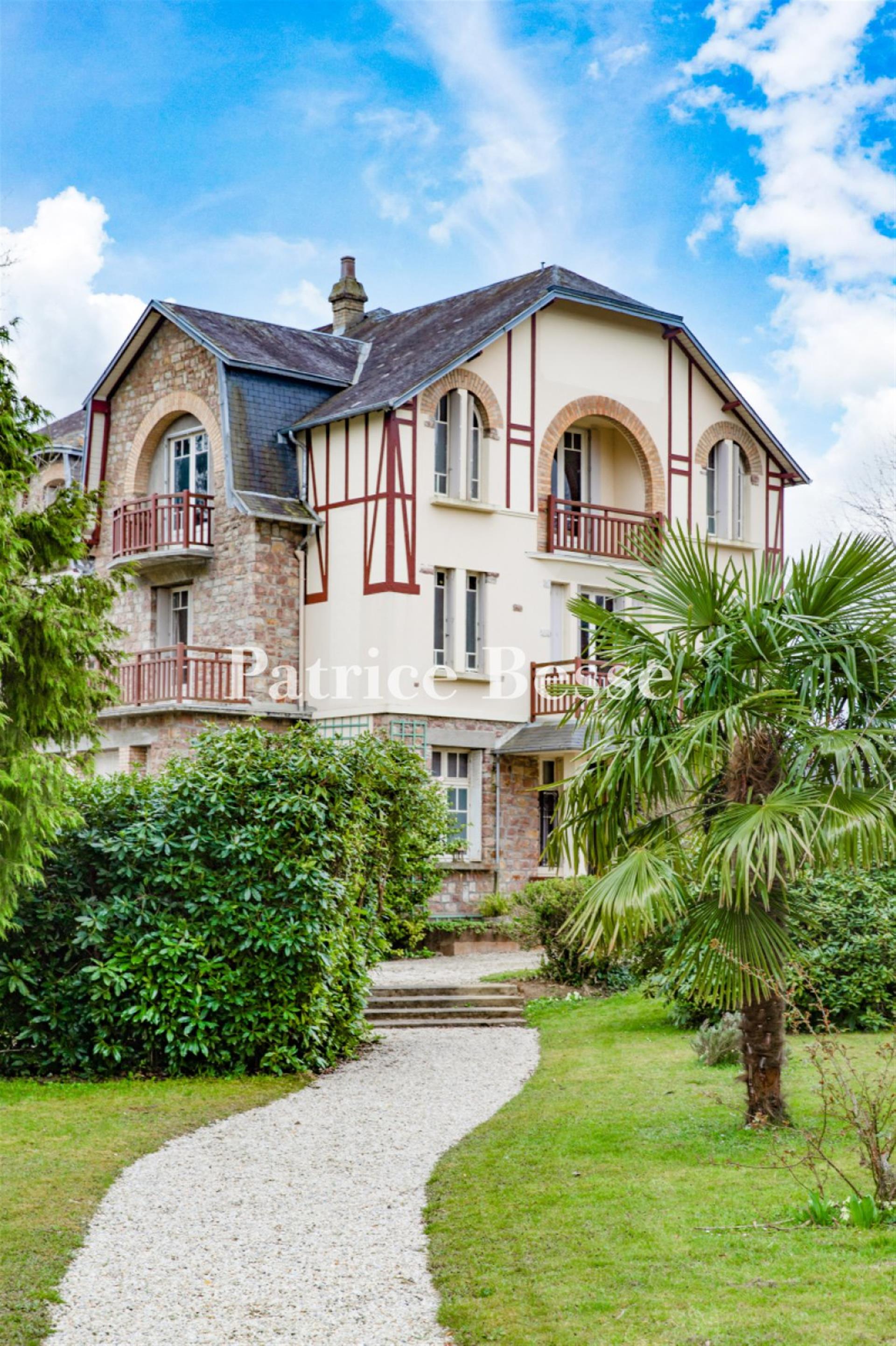 An Art Deco former hotel and its tree-filled garden of 4,500 m² along the edge of the spa town of Ba