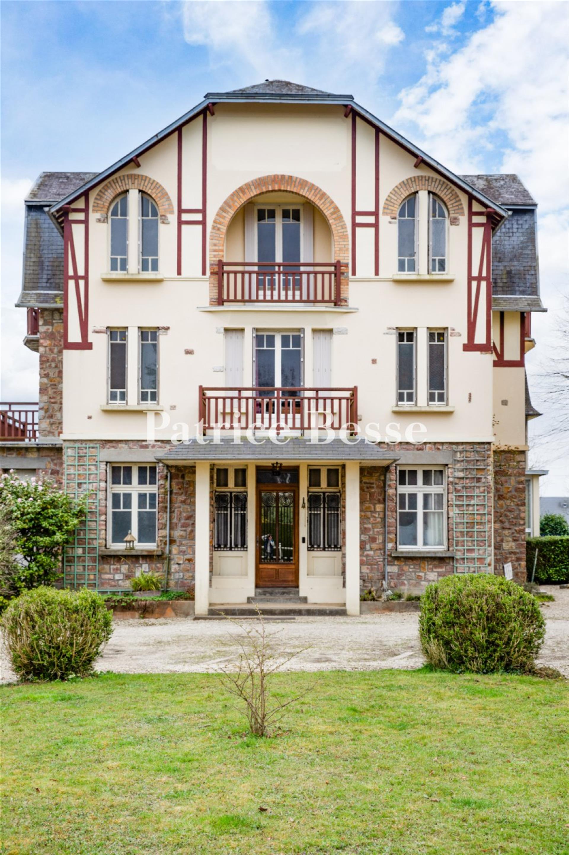 An Art Deco former hotel and its tree-filled garden of 4,500 m² along the edge of the spa town of Ba