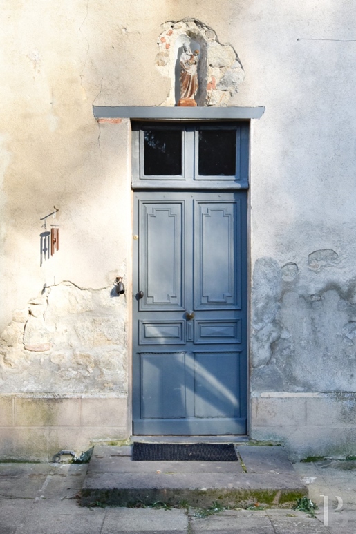 Dans la Creuse, entre Aubusson et Auzances, une maison du 19e s à flanc de colline et son domaine en