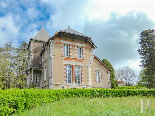 25 km van Nantes, op een dominante positie, een klein 19e-eeuws kasteel en zijn bijgebouwen, met zi
