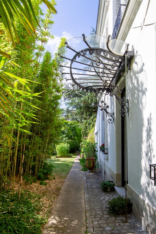 A 19th century townhouse with a 600 m² garden on the edge of Tours, near to the Pont Napoleon and Po