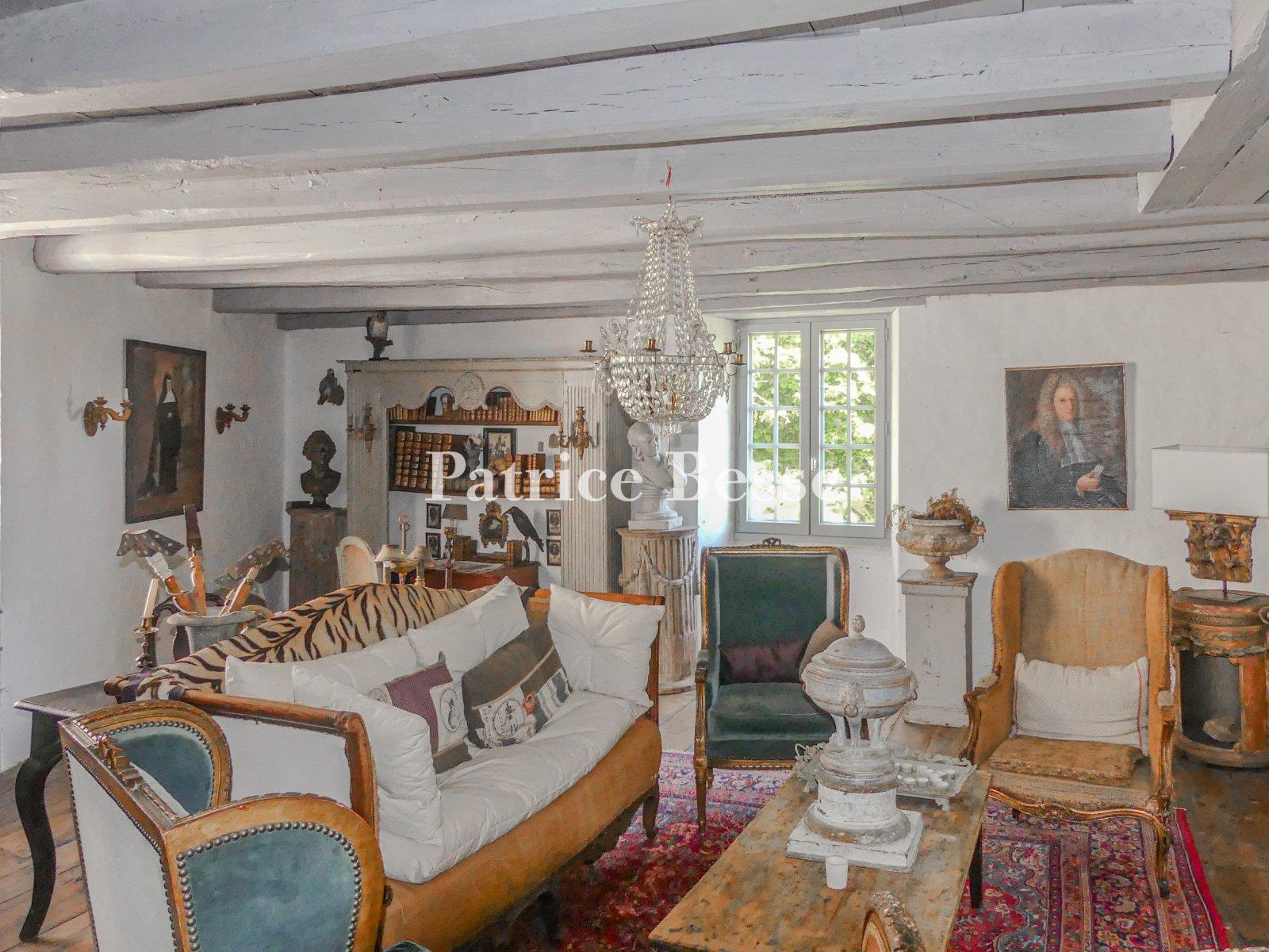 A large, elegant and comfortable house and its neighbouring building in need of restoration, in a be
