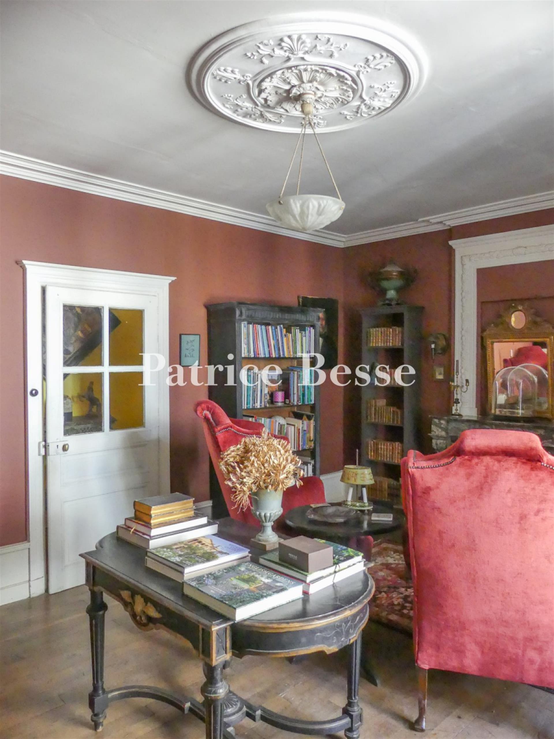 A large, elegant and comfortable house and its neighbouring building in need of restoration, in a be