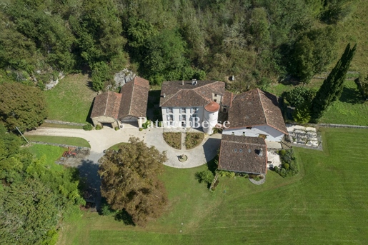 In Ariège, im Pays du Couserans, ein Herrenhaus mit seinen drei Gîtes und anderen Nebengebäuden, au