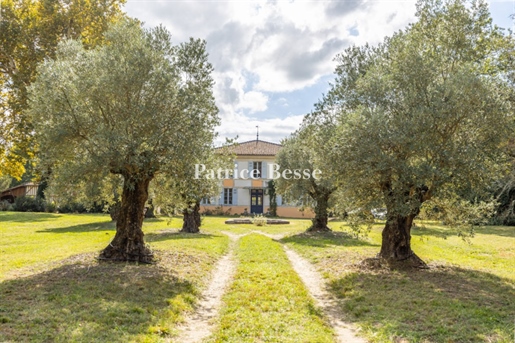 A 19th century property comprising over 3 ha, including almost 7,000 m² of land zoned for building,
