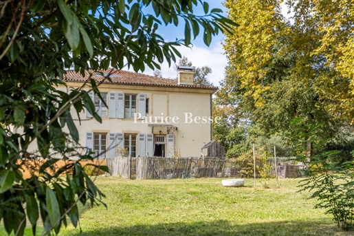 A 19th century property comprising over 3 ha, including almost 7,000 m² of land zoned for building,