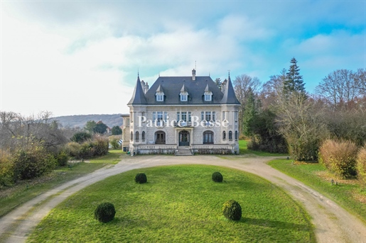 À 160 km de Paris, dans l'Aisne, au sein d'un parc de près de 1,5 ha, un château de style Art déco e