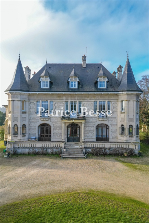 À 160 km de Paris, dans l'Aisne, au sein d'un parc de près de 1,5 ha, un château de style Art déco e