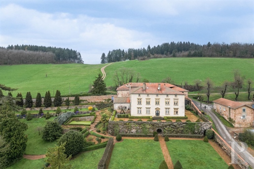 A 17th century stately manor house, its outbuildings and chapel surrounded by 1 8 hectares of ground