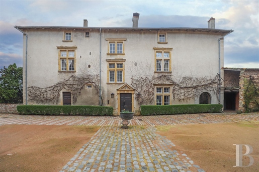 Dans les Hauts du Beaujolais, un château du 17e siècle, ses dépendances, sa chapelle, dans un parc d