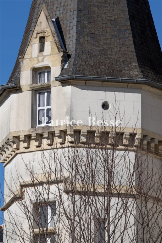 En Bretagne, dans une ville d'art et d'histoire, une maison de maître du 18e s et sa vaste terrasse