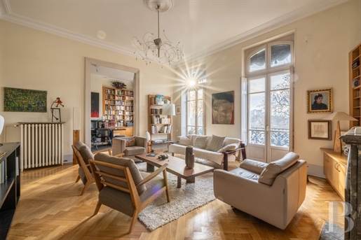 An upmarket flat in a Haussmann-style building in Toulouse, close to the historic centre and overloo