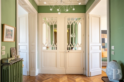 An upmarket flat in a Haussmann-style building in Toulouse, close to the historic centre and overloo