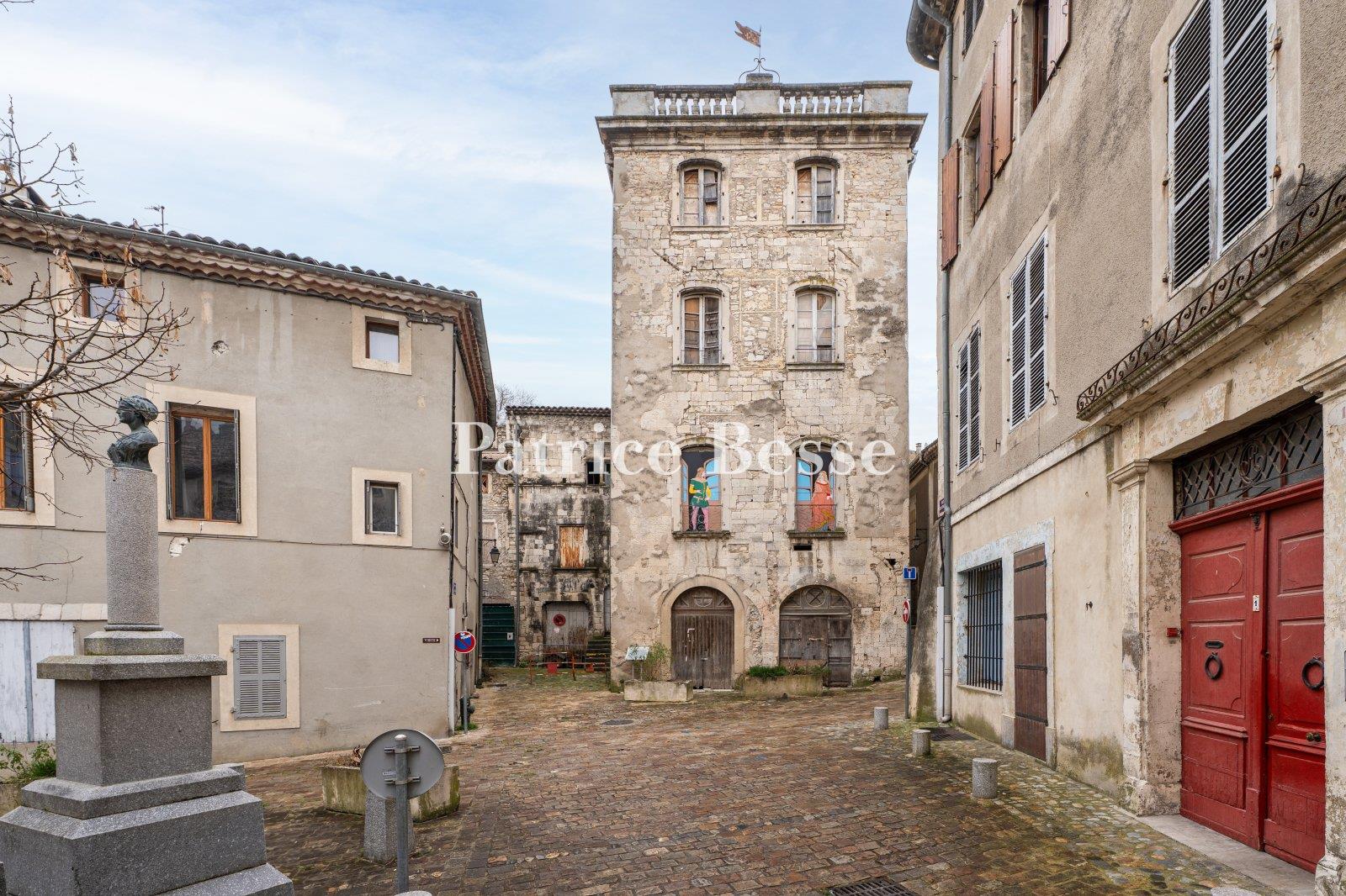En la antigua capital de Vivarais, a orillas del Ródano, una residencia del siglo XII, catalogada M