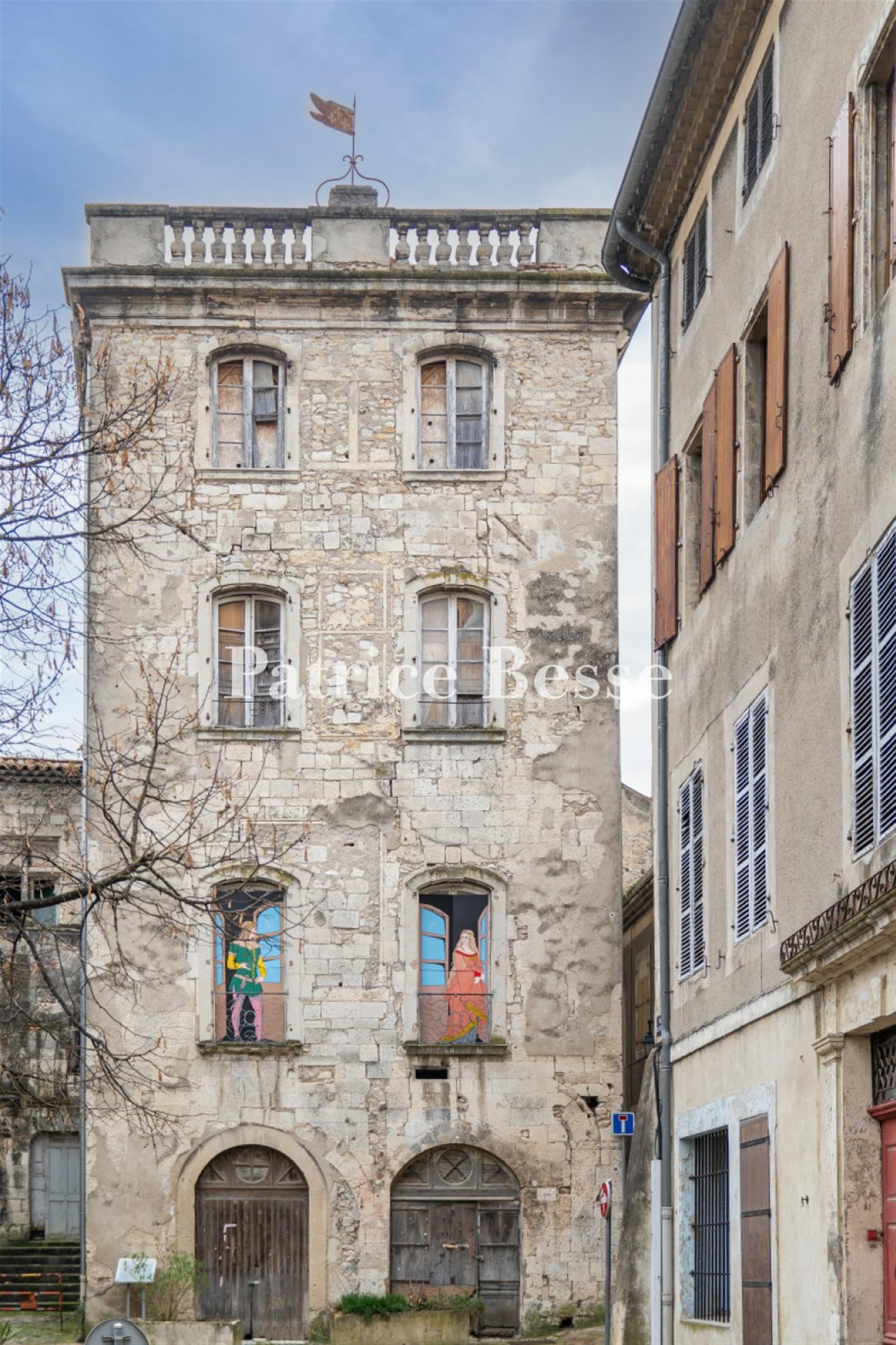 En la antigua capital de Vivarais, a orillas del Ródano, una residencia del siglo XII, catalogada M