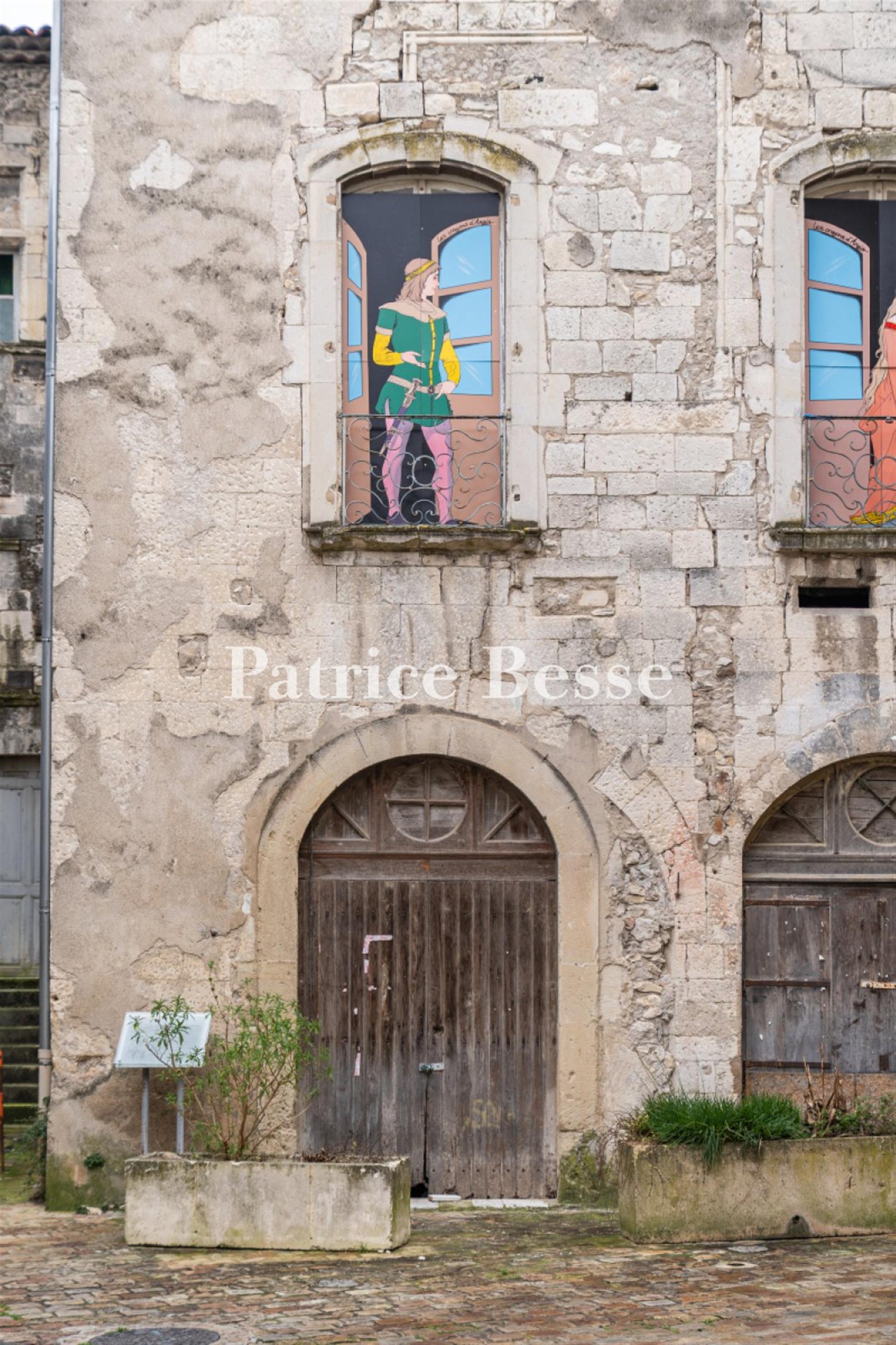 En la antigua capital de Vivarais, a orillas del Ródano, una residencia del siglo XII, catalogada M