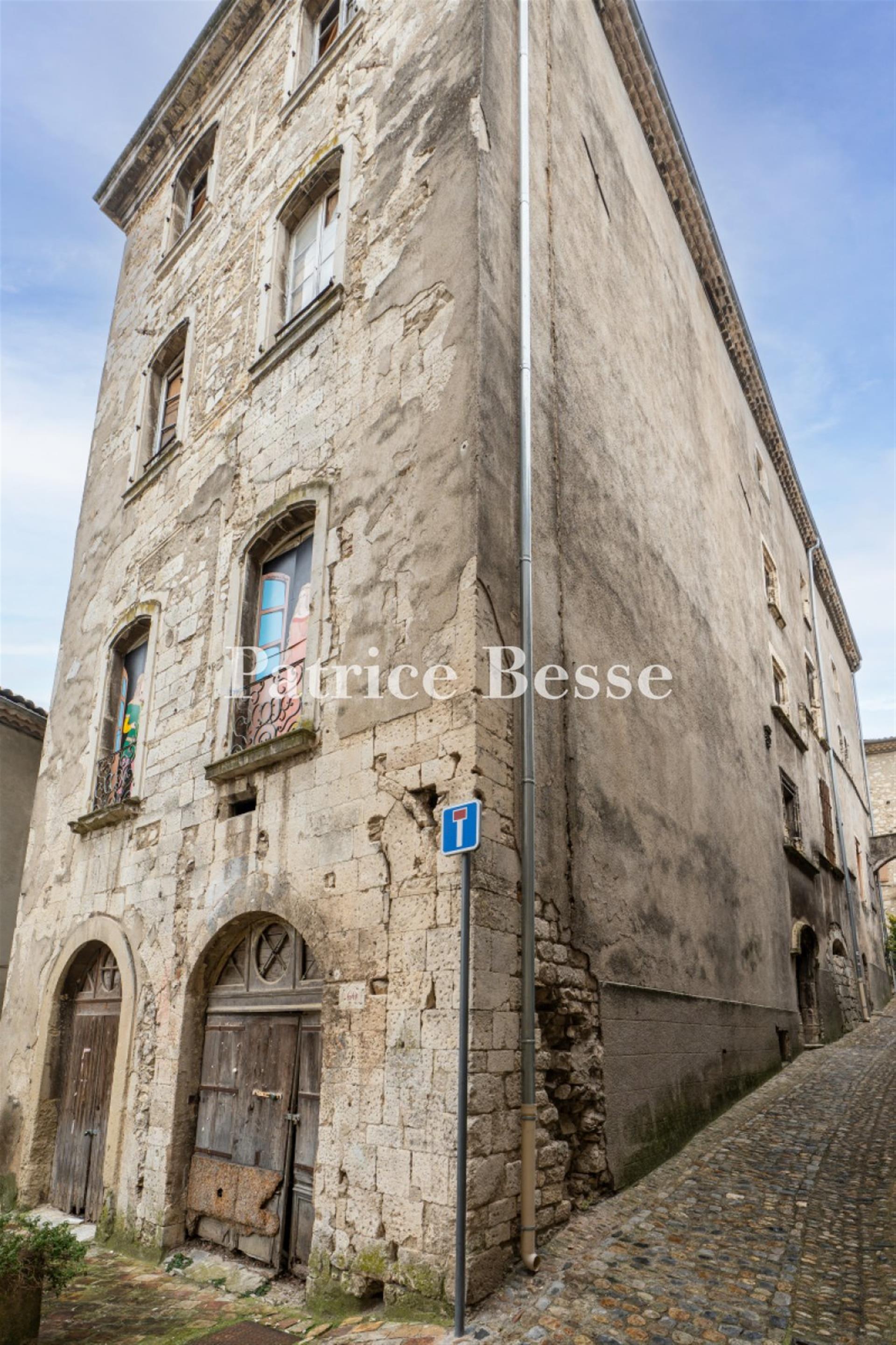 En la antigua capital de Vivarais, a orillas del Ródano, una residencia del siglo XII, catalogada M