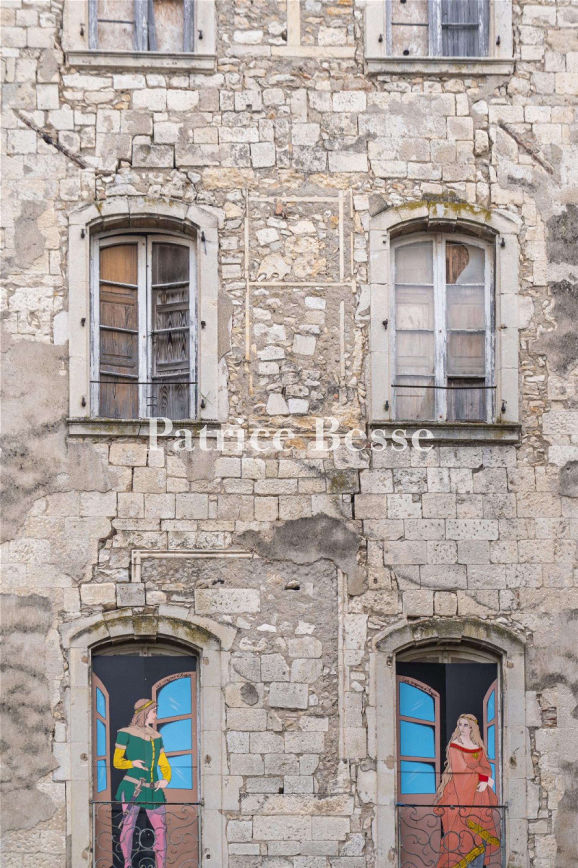 En la antigua capital de Vivarais, a orillas del Ródano, una residencia del siglo XII, catalogada M