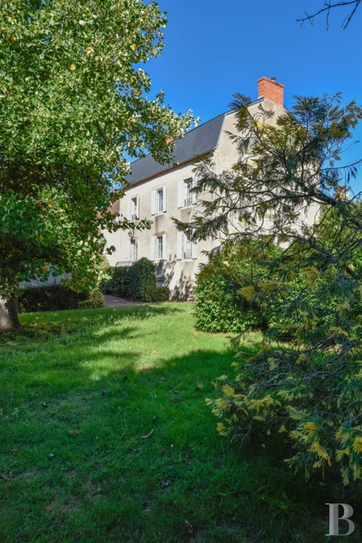 In the Cher, a 19th century bourgeois house with outbuildings and wooded parklands of 2,270 m².