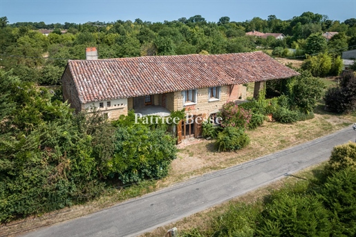 A 19th century farmhouse with generous volumes and its landscaped orchard of 1 ha, 20 minutes from M