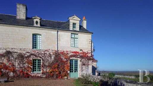 Édifiée sur un coteau et surplombant la Loire, une demeure du 18e s et ses dépendances.