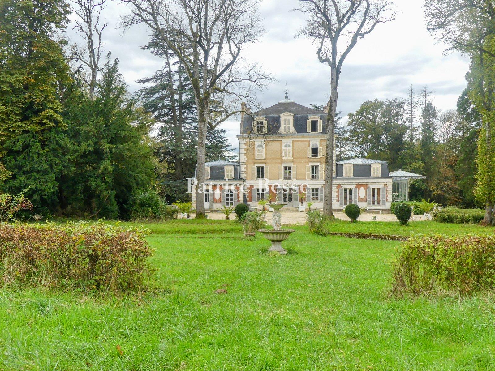 A historic pleasure palace from the Second Empire surrounded by a 40-hectare estate with 27 hectares