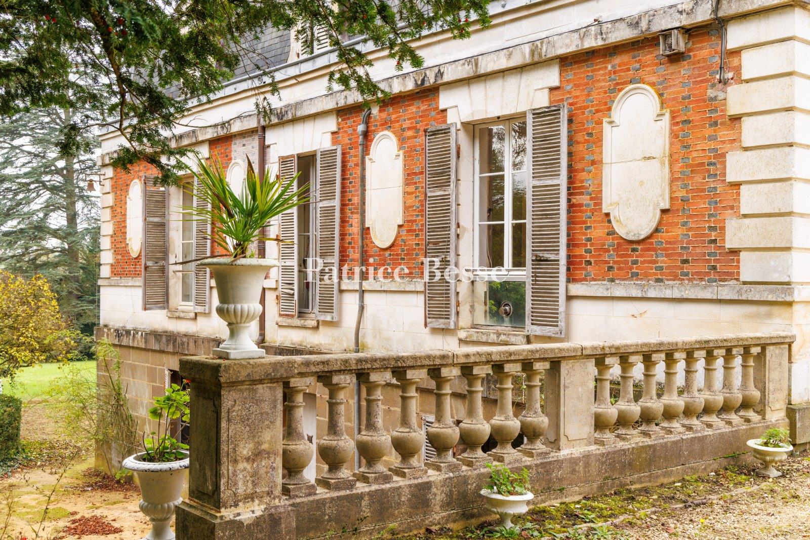 A historic pleasure palace from the Second Empire surrounded by a 40-hectare estate with 27 hectares