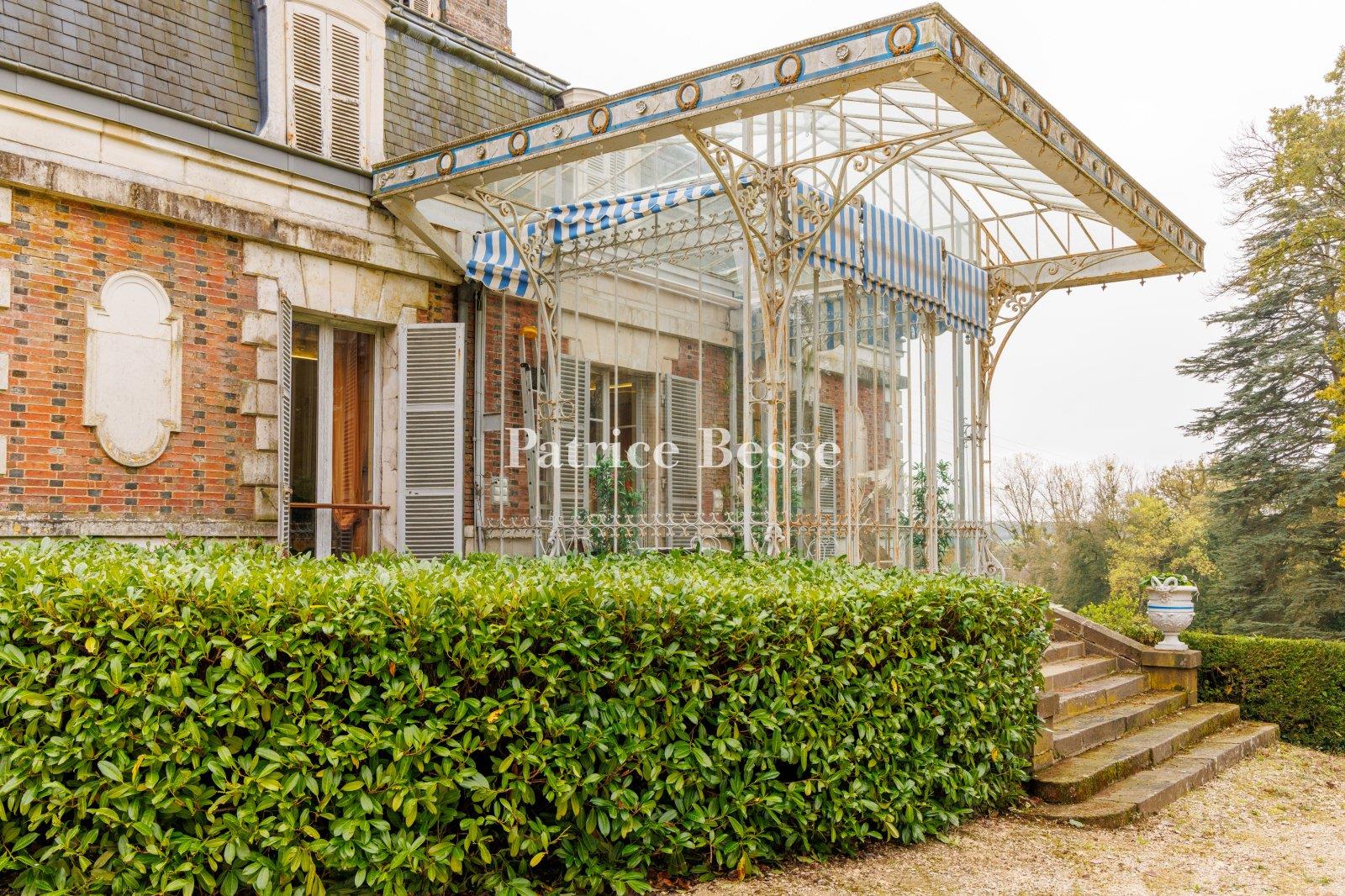 A historic pleasure palace from the Second Empire surrounded by a 40-hectare estate with 27 hectares