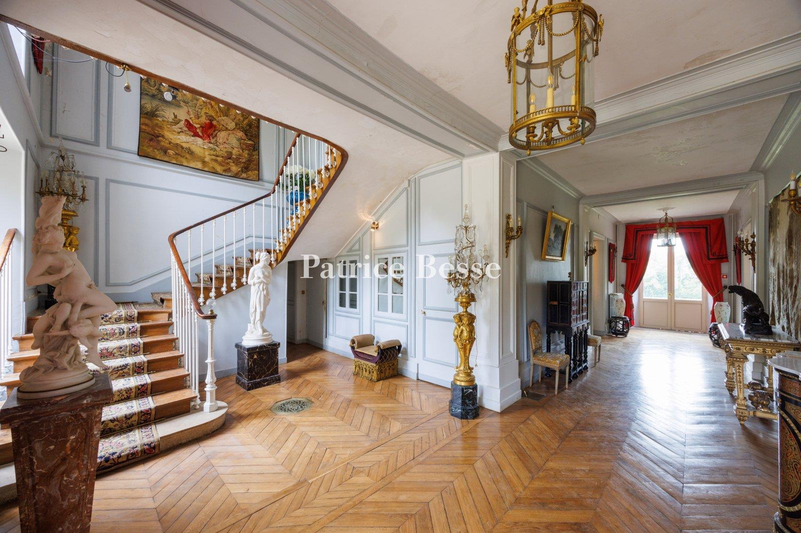 A historic pleasure palace from the Second Empire surrounded by a 40-hectare estate with 27 hectares