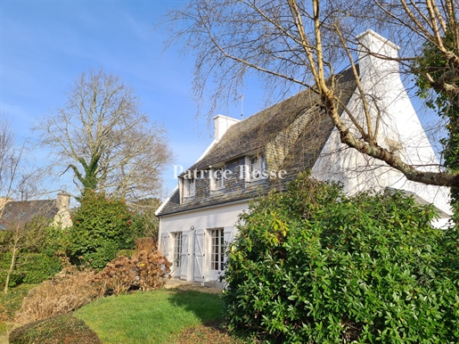 A traditional Breton house on a sub-dividable lot of 1,630 m², 3 kilometres from beaches and the Sai