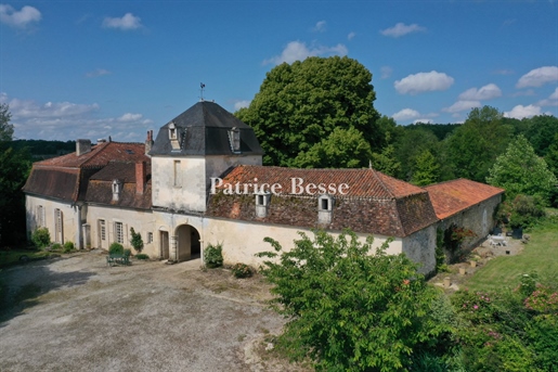 Dans un hameau du Périgord vert, proche de la ville de Ribérac, une chartreuse du 17ème siècle et sa
