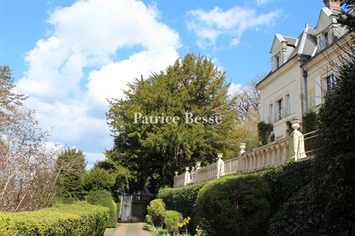 A 1820 mansion in a 1 4 hectare park near Vendôme in the Loir valley.