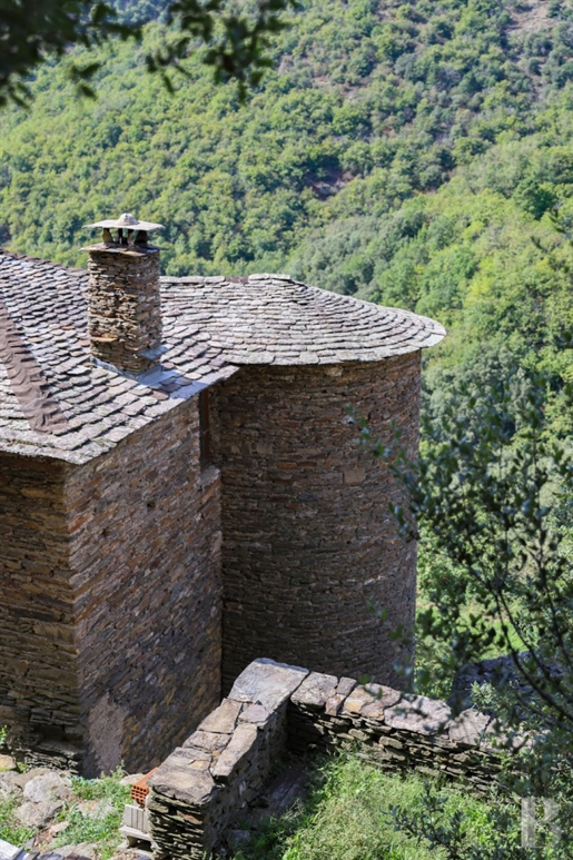 In de Cevennen, een Valfrancesque kasteel en zijn feodale donjon, kampeerde op de oostelijke hellin