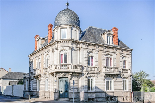 En Bourgogne, dans le centre d'Autun, une maison de ville des années 1900.