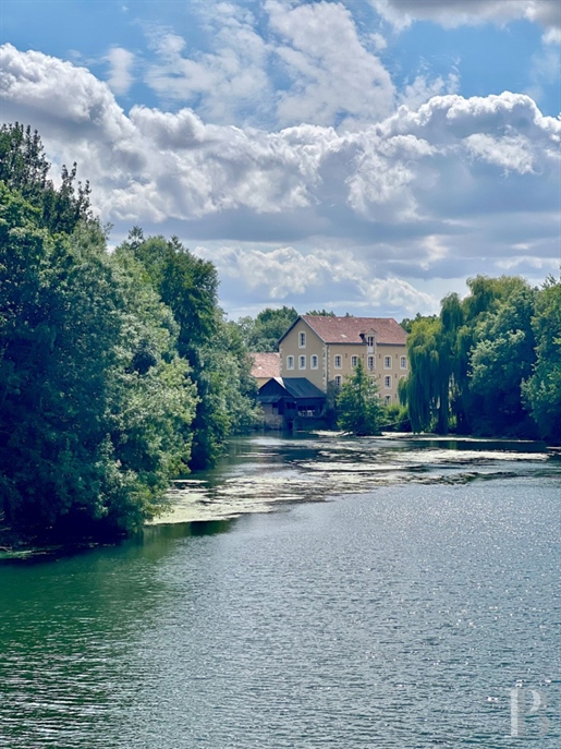 In a village in the Sarthe department, along the Loir River and on 6,000-m² of grounds, a 19th-centu