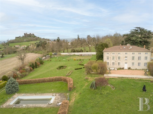 À 30 km à l'est de Clermont-Ferrand, une vaste maison de maître,
 ses dépendances et son parc d