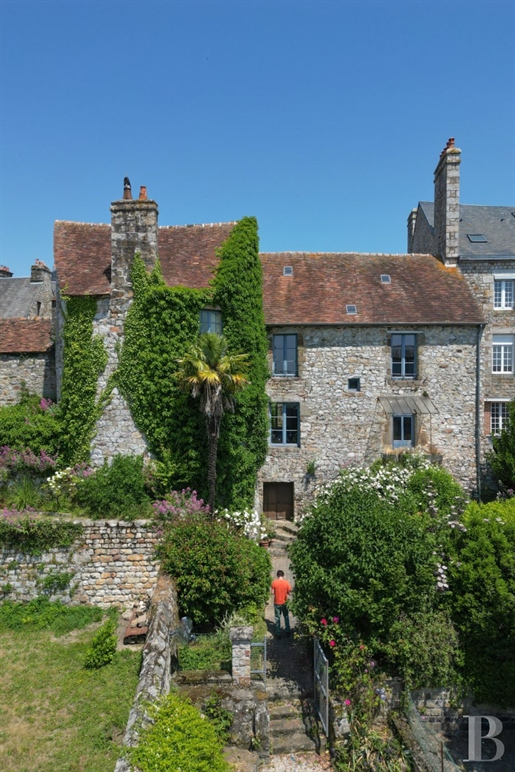Dans une cité médiévale du Domfrontais, un logis et sa tour du 12e s classée Mh, dans un jardin angl