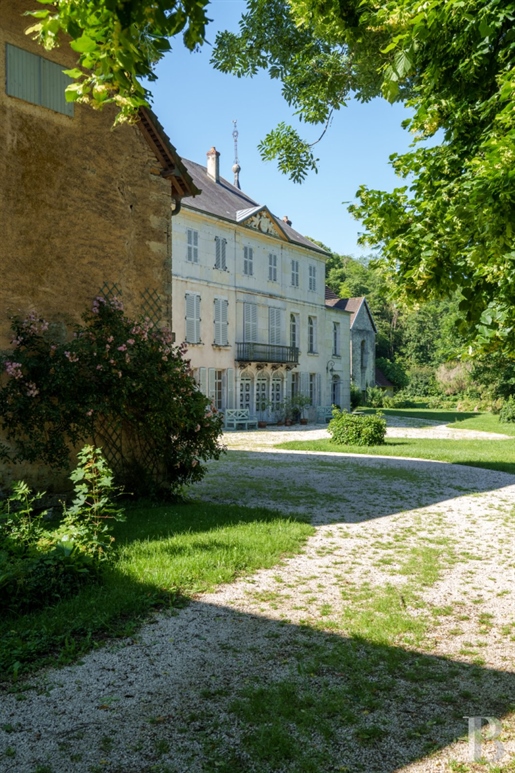 Dans un village jurassien, entre Besançon et Dole, un château Imh de style Directoire avec ses dépen