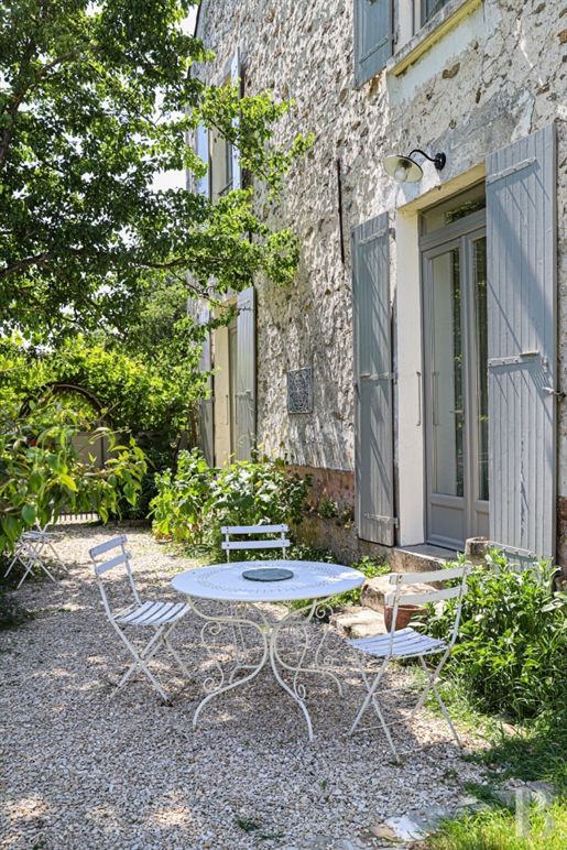 Dans un petit village calme préservé de Seine-et-Marne, une maison Briarde rénovée dans les règles d