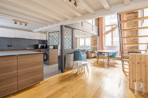 À Lyon, un appartement canut aménagé de 71 m² au premier étage d'un immeuble ancien.